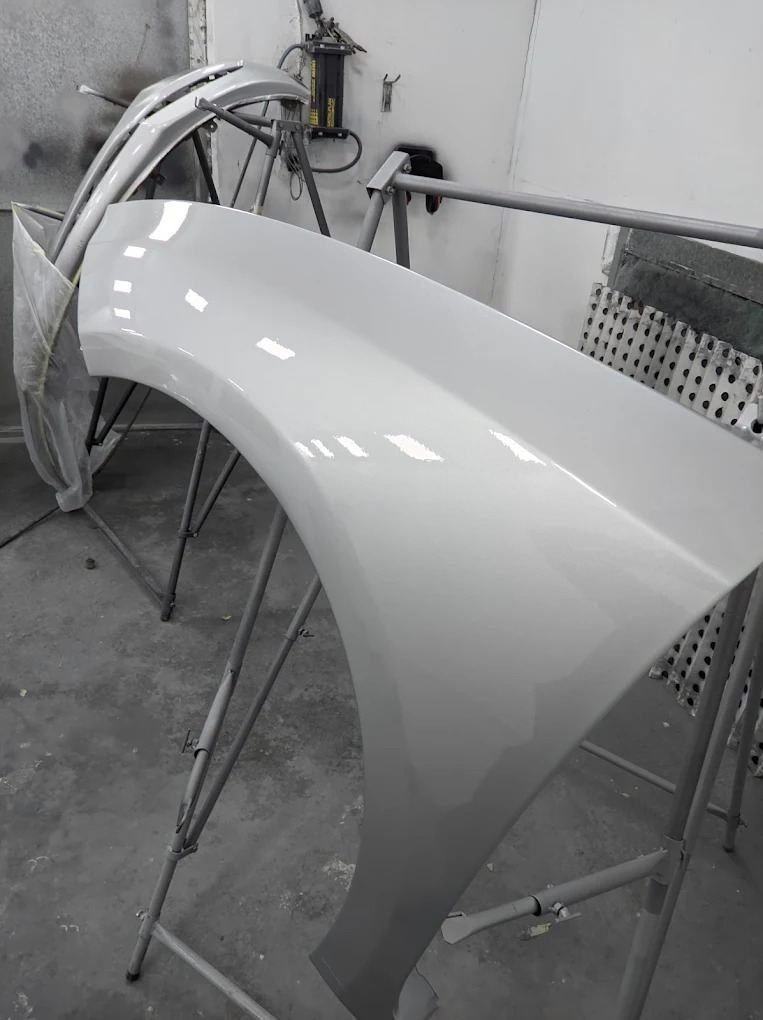 Capô prata recém-pintado em suporte