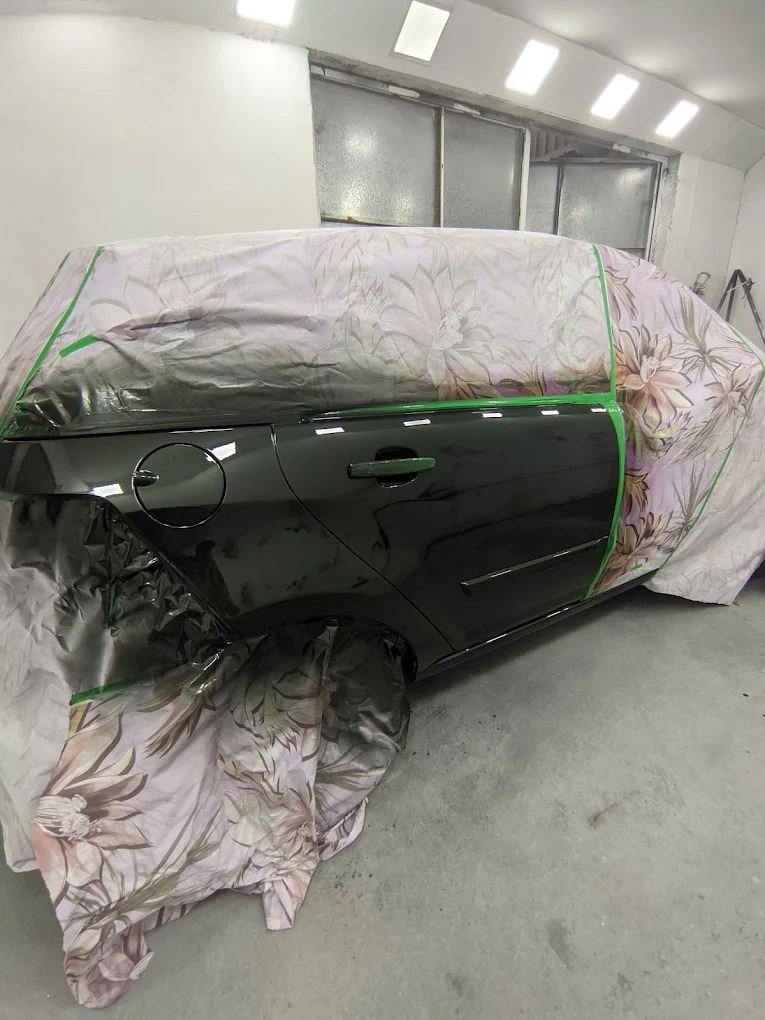 Porta pintada com o restante do carro coberto
